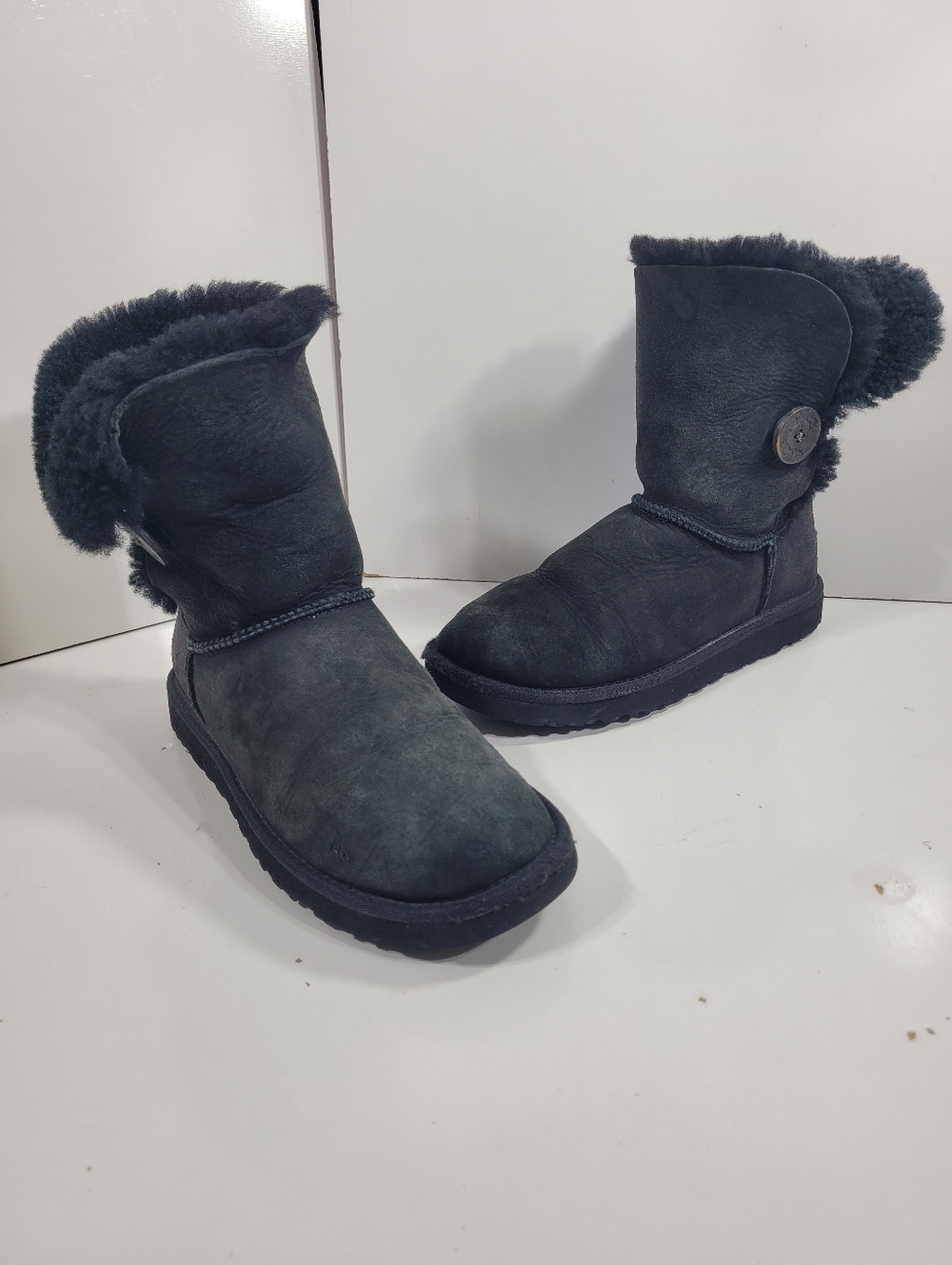 UGG Australia Women's Bailey Button 5803 Black Suede Shearling Boots Size 7